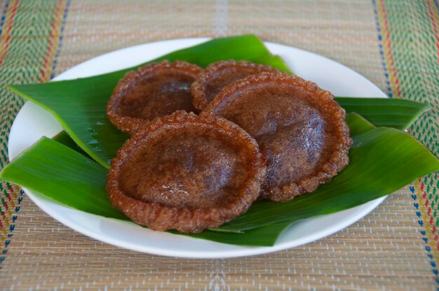 Foto bornéu do norte feito em casa tradicional kuih penjaram bolo sabah malásia sobremesa tradicional