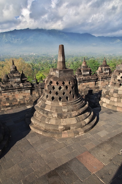 Borobudur, o grande templo budista da Indonésia