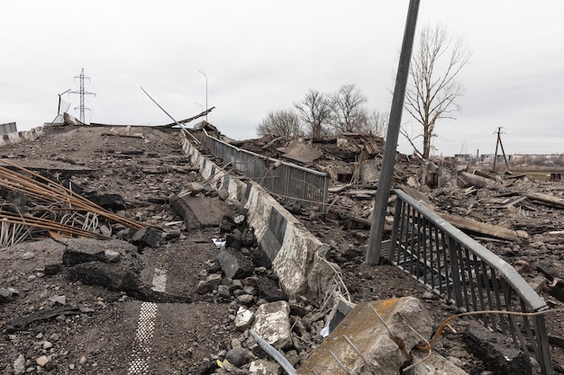BORODYANKA UCRÂNIA 06 DE ABRIL DE 2022 Guerra na Ucrânia Ponte explodida na entrada de Borodianka como resultado do ataque de invasores russos