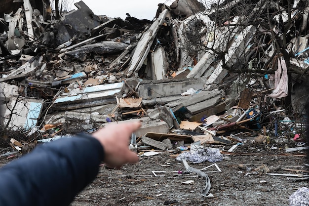 BORODYANKA UCRÂNIA APR 06 2022 Guerra na Ucrânia Caos e devastação nas ruas de Borodyanka como resultado do ataque de invasores russos