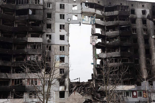 BORODYANKA UCRANIA 06 DE ABRIL DE 2022 Guerra en Ucrania Caos y devastación en las calles de Borodyanka como resultado del ataque de los invasores rusos