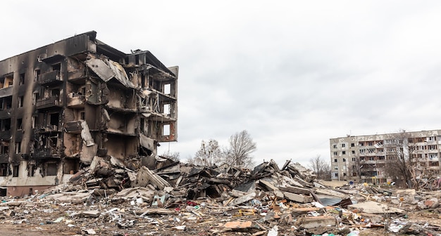 BORODYANKA UCRANIA 06 DE ABRIL DE 2022 Guerra en Ucrania Caos y devastación en las calles de Borodyanka como resultado del ataque de los invasores rusos