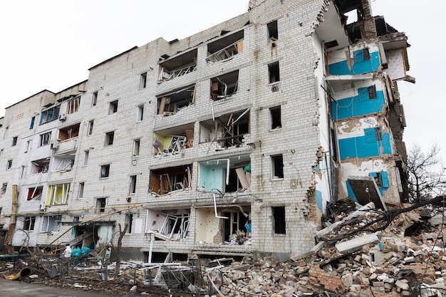 BORODYANKA UCRANIA 06 DE ABRIL DE 2022 Guerra en Ucrania Caos y devastación en las calles de Borodyanka como resultado del ataque de los invasores rusos