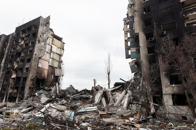 BORODYANKA UCRANIA 6 DE ABRIL DE 2022 Guerra en Ucrania Caos y devastación en las calles de Borodyanka como resultado del ataque de los invasores rusos