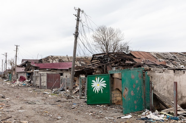 BORODYANKA UKRAINE APR 06 2022 Krieg in der Ukraine Chaos und Verwüstung auf den Straßen von Borodyanka infolge des Angriffs russischer Invasoren