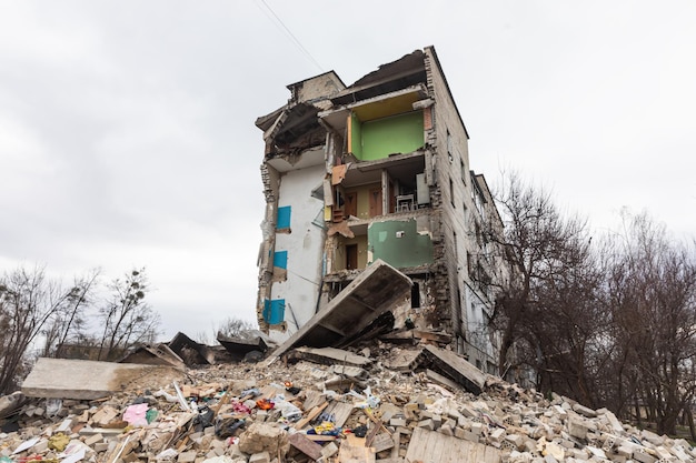BORODYANKA UKRAINE APR 06 2022 Krieg in der Ukraine Chaos und Verwüstung auf den Straßen von Borodyanka infolge des Angriffs russischer Invasoren