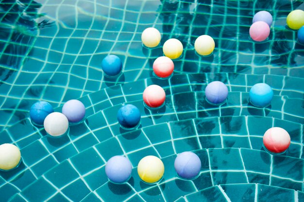 Borracha de bola de brinquedo flutuando na água da piscina para as pessoas brincarem no resort na Tailândia