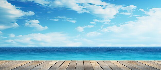 Borrando la línea entre la mesa de madera y el azul vibrante del mar y el cielo en verano