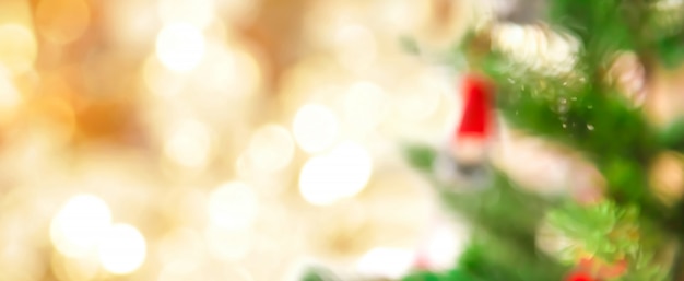 Borrão de árvore de Natal e ouro bokeh, fundo festivo