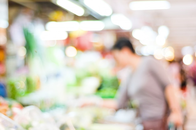 Foto borrão de mercado e pessoas com luz de bokeh