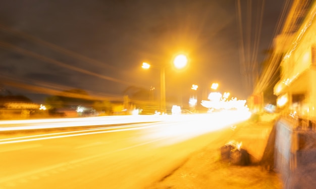 Borrão de movimento das luzes douradas nas ruas à noite, o conceito representa visualmente o big data.