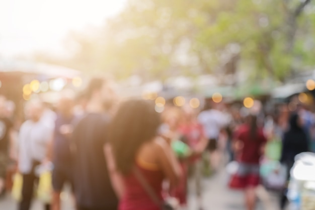 Borrão de pessoas e meio ambiente no fundo do mercado de fim de semana