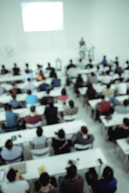 Foto borrão de pessoas na sala de conferências.