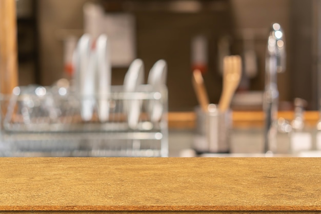 Borrão dentro de uma cozinha moderna com equipamentos de cozinha e mesa