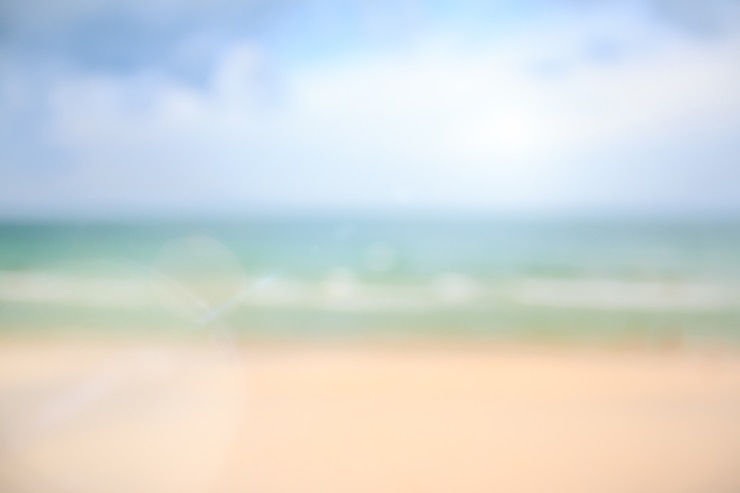 Foto borrão praia de fundo e mar, verão de conceito abstrato para seu projeto