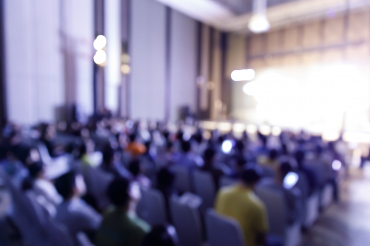 Foto borrão público na sala de conferências de imprensa