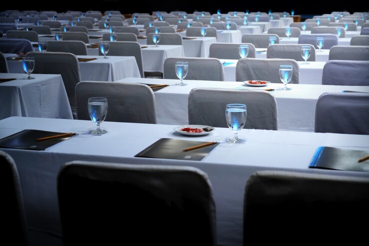 Foto borrão sala de reunião pronta para um busines
