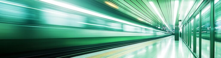 Borrón de movimiento abstracto de un tren acelerando a través de una estación de metro con luces fluorescentes