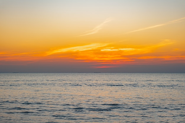 Borrosa de colorido atardecer tropical sobre el océano en la playa.