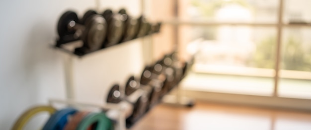 Foto borrosa de fondo de gimnasio de fitness para el concepto de ejercicio de fitness banner