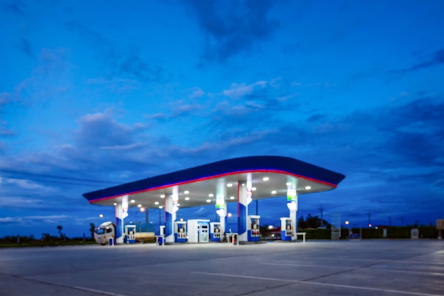 Borrosa de gasolinera en el cielo azul de la noche