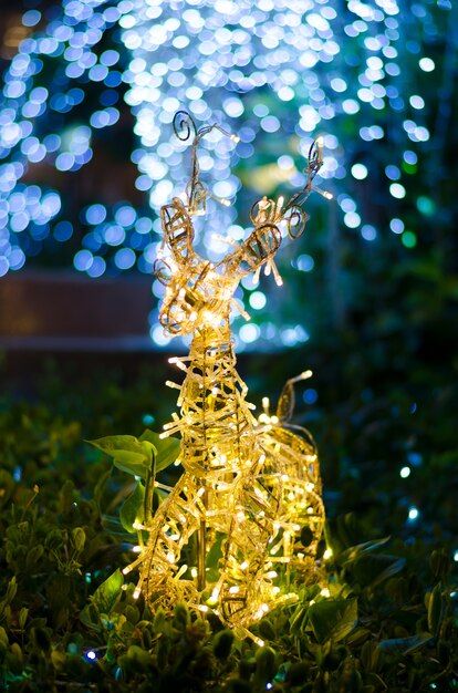 Foto borrosa luz amarilla de la idea de decoración reno forma para la celebración de la navidad