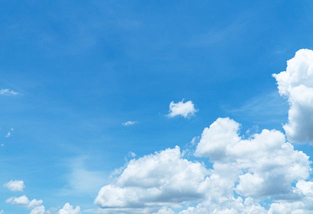 Borrosa vista cercana al cielo azul con nubes en el concepto de naturaleza por la tarde.