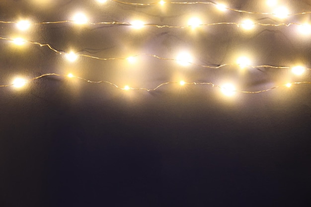 Borrosas luces de navidad sobre fondo oscuro