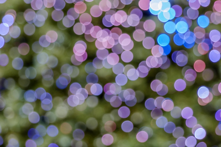 Foto borroso y desenfocado de brillo iluminado bokeh en fondo oscuro