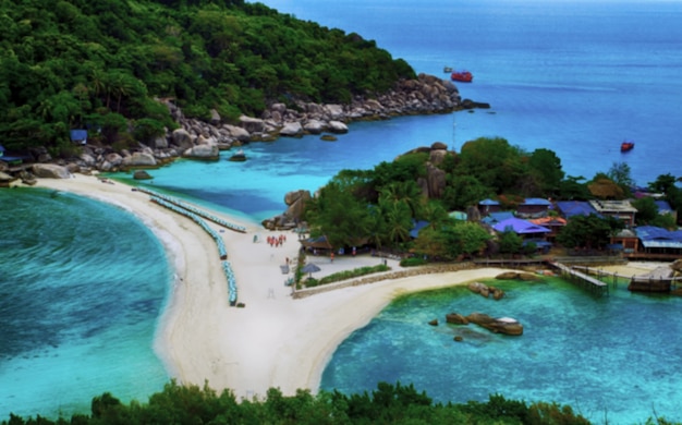 borroso de punto de vista desde la cima de la montaña para ver la playa, el mar y la naturaleza de la isla NangYuan