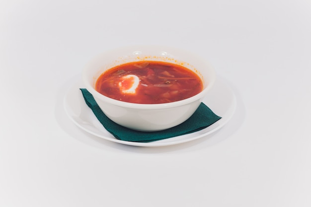 Borsch, aislante blanco nacional ruso de la sopa roja.