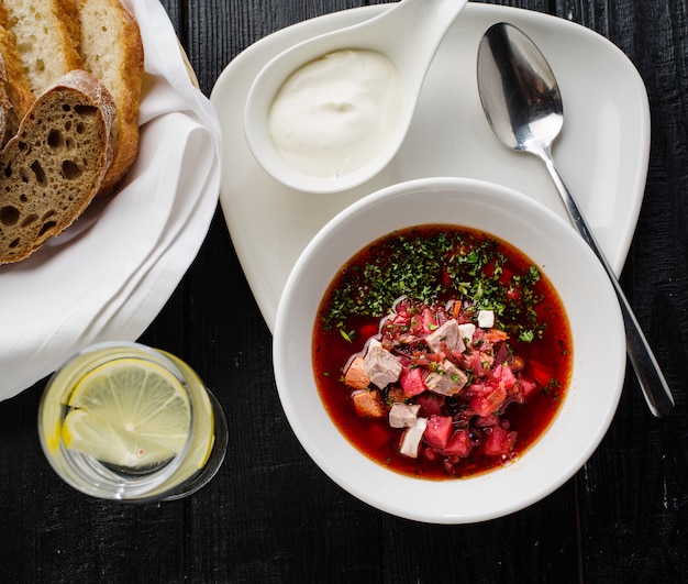 Borsch caseiro com carne e creme de leite.