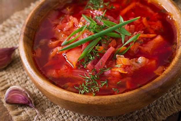 Borsch de legumes russo ucraniano tradicional na mesa de madeira velha