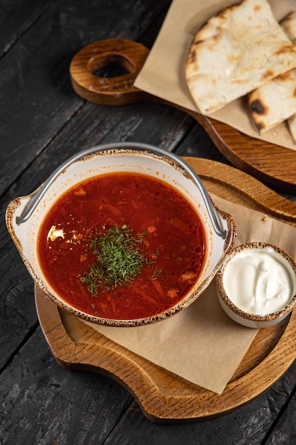 Borsch delicioso ucraniano em uma mesa escura