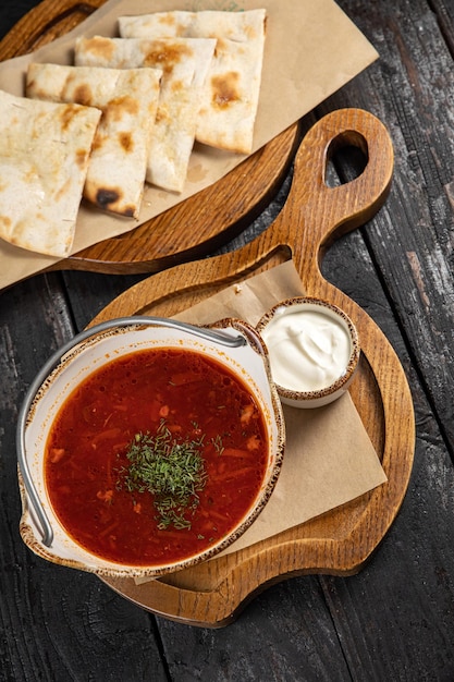 Borsch delicioso ucraniano em uma mesa escura