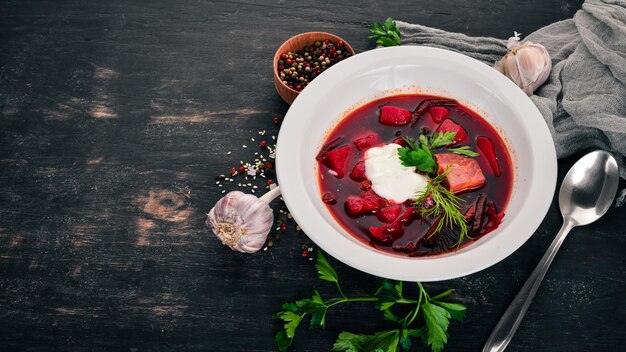 Borsch mit Sauerrahm Ukrainische Küche Draufsicht Auf Holzhintergrund Kopierbereich