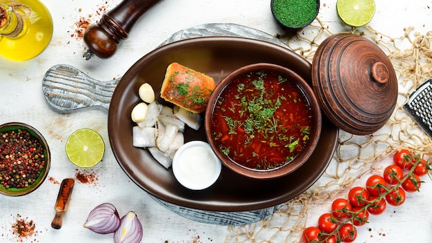 Borsch de remolacha con manteca de cerdo y crema agria Cocina ucraniana Vista superior espacio libre para el texto Estilo rústico