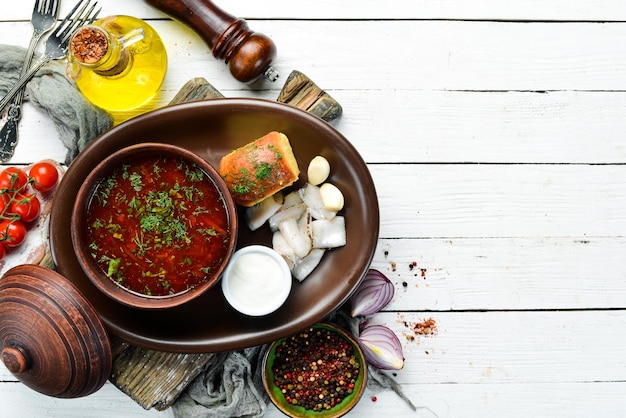 Borsch de remolacha con manteca de cerdo y crema agria Cocina ucraniana Vista superior espacio libre para el texto Estilo rústico