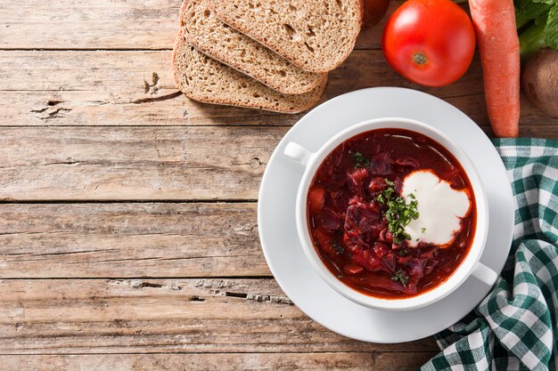 Borsch ruso ucraniano tradicional. Sopa de remolacha