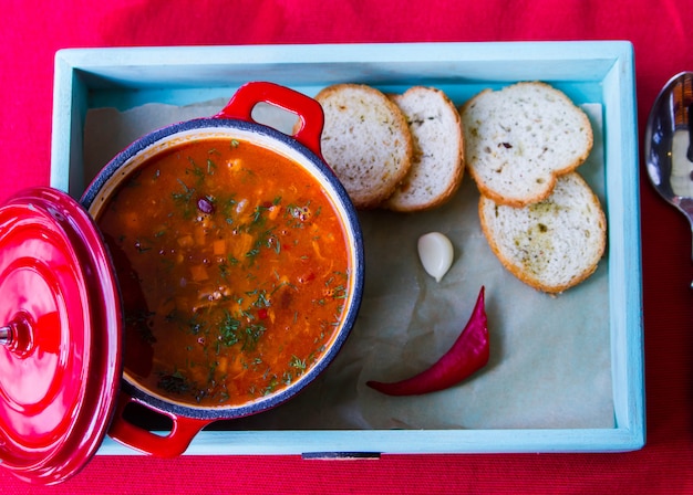 Borsch russo com vista superior de alho