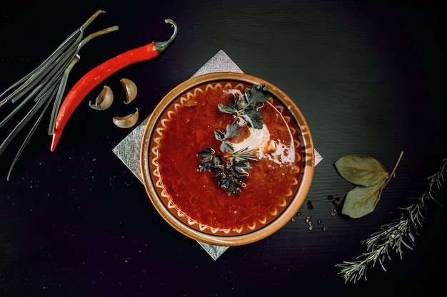 Borsch russo ucraniano tradicional com creme de leite e ervas. vista de cima, flat lay. vista do topo