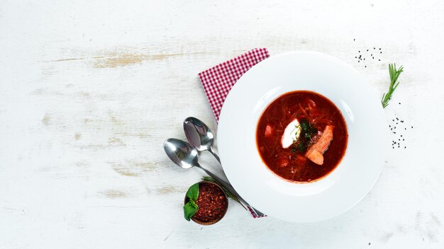 Borsch. sopa de beterraba. cozinha ucraniana. em um fundo de madeira. vista do topo. espaço livre para o seu texto.