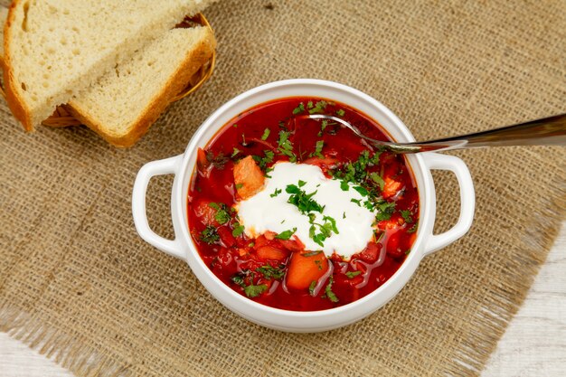 Borsch ucraniano tradicional con crema agria