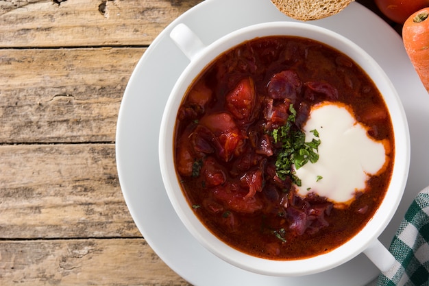 Borsch ucraniano tradicional en mesa de madera