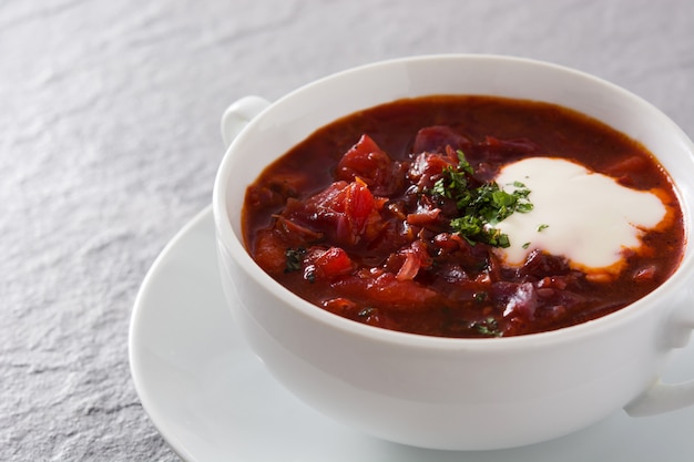 Borsch ucraniano tradicional en mesa de madera