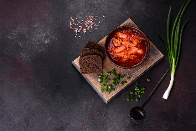 Borsch ucraniano tradicional tigela de sopa de beterraba vermelha com cebola verde