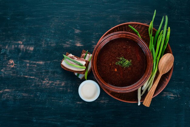 Borsch ukrainische traditionelle Küche Rote-Bete-Suppe auf einem hölzernen Hintergrund Ansicht von oben Kopieren Sie Platz