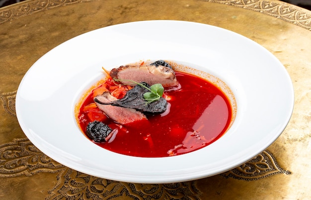 Borscht ahumado con pato Plato ruso retro clásico