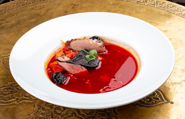 Borscht ahumado con pato Plato ruso retro clásico