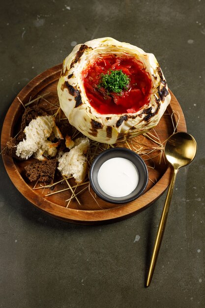 Borscht con carrillada de ternera en col frita